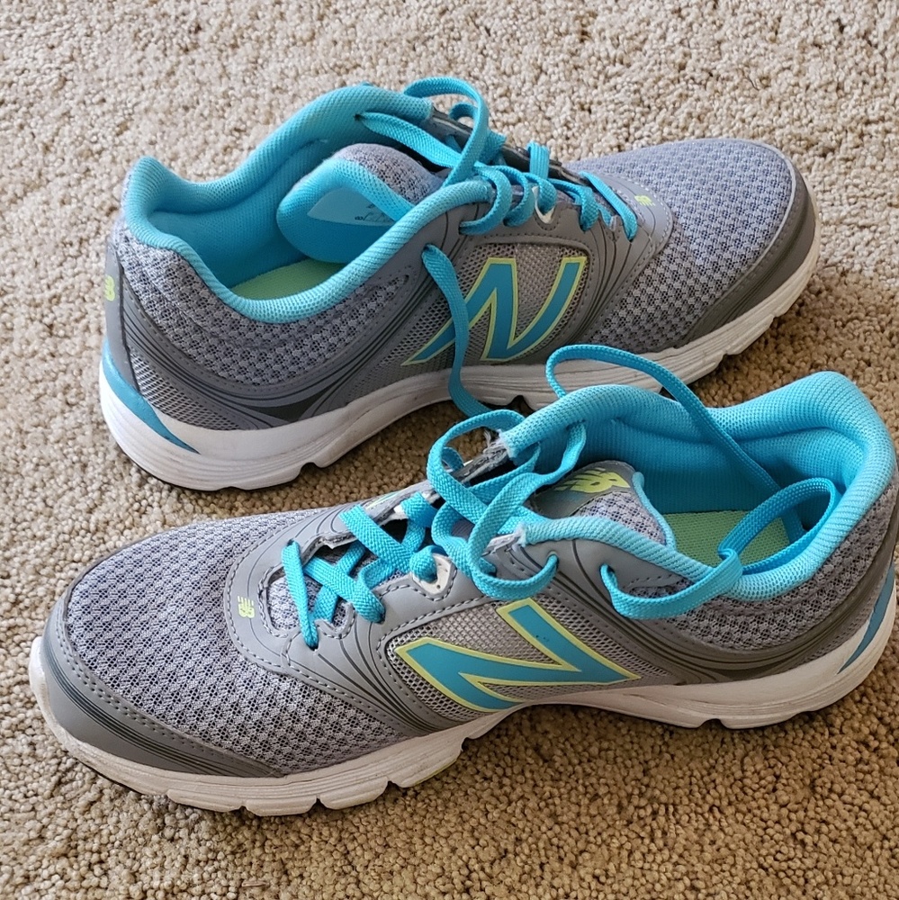 Women's tennis shoes